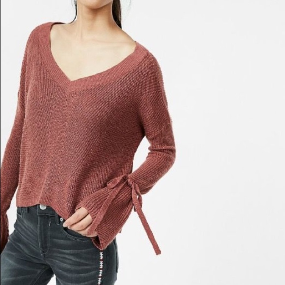 Tie sleeve slit back sweater